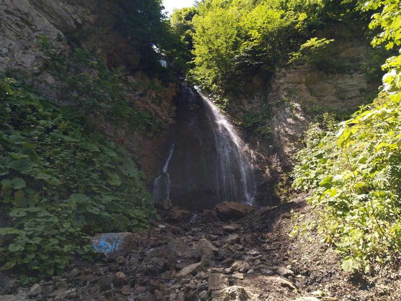 آبشار آلوچال از سرتخت جنگل ابر