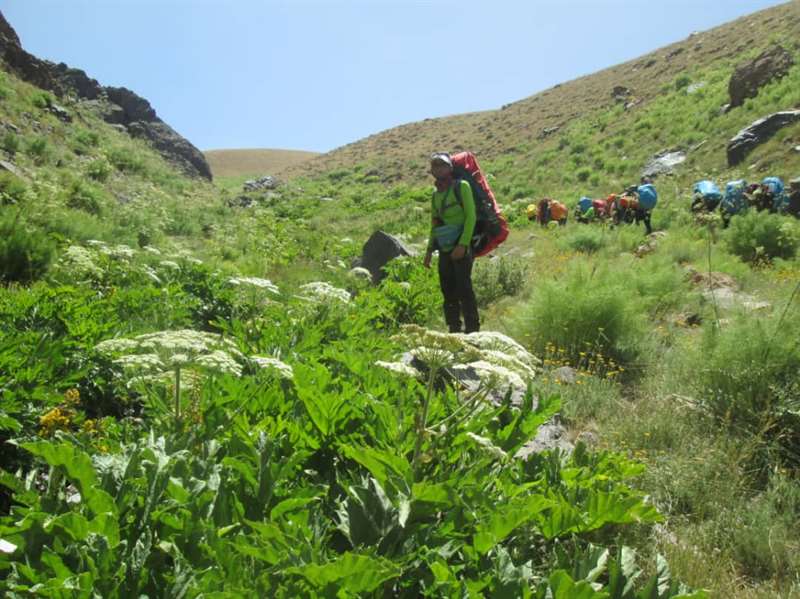 صعود قله ازاد کوه از مسیر وارنگه رود